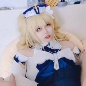 TS伪娘小舞酱的原神cosplay，芭芭拉肉身抵挡两位老哥的进攻