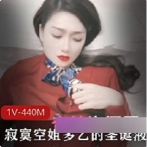 网红美少女穿火红糖心装和粉色高跟鞋，展示多汁身体，散发逗趣性感