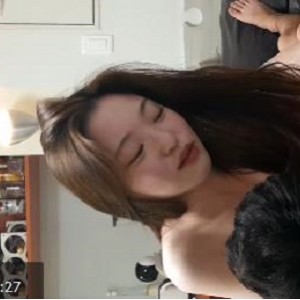 邻居美少女赵熙敏：车灯照亮美丽，棒棒糖治愈心灵